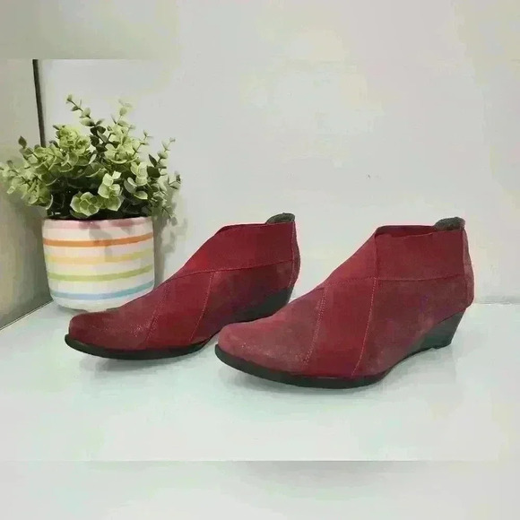 Un Tour En  Ville suede leather booties in merlot. Size 37 (6.5 US) - Picture 3 of 10